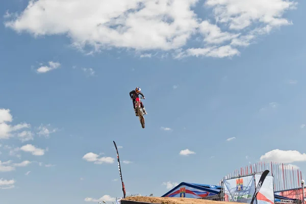 Trucs sur un saut à moto effectué par les athlètes au cours de la — Photo