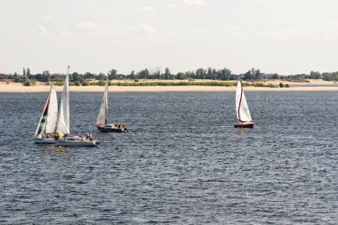 Kutlama için adanmış Volga üzerinde yelken Yarışması