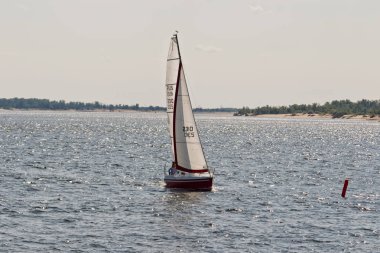 Kutlama için adanmış Volga üzerinde yelken Yarışması