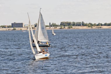Kutlama için adanmış Volga üzerinde yelken Yarışması