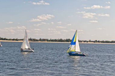 Kutlama için adanmış Volga üzerinde yelken Yarışması