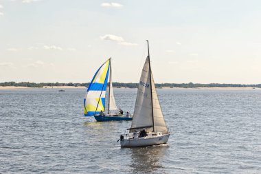 Kutlama için adanmış Volga üzerinde yelken Yarışması