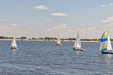 Kutlama için adanmış Volga üzerinde yelken Yarışması