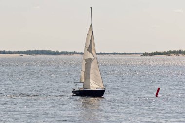 Kutlama için adanmış Volga üzerinde yelken Yarışması