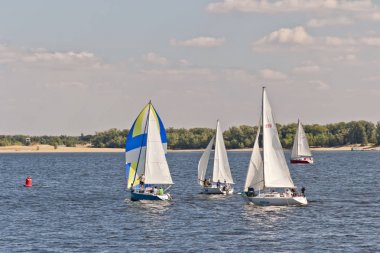 Kutlama için adanmış Volga üzerinde yelken Yarışması