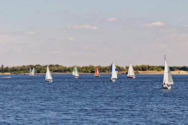 Kutlama için adanmış Volga üzerinde yelken Yarışması