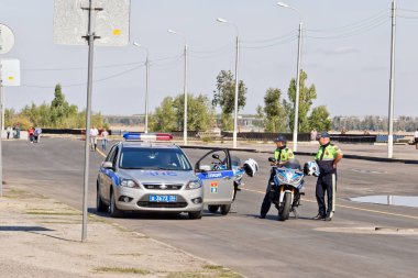 Polis resmi araba ve motosiklet yol devriyesi ve denetim hizmeti