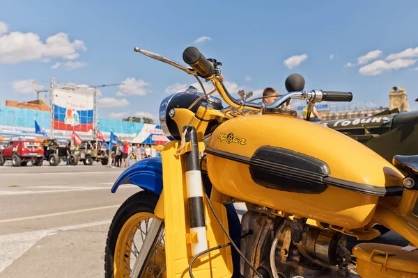 Policía retro motocicleta URAL tiempos soviéticos pintados en amarillo-azul — Foto de Stock