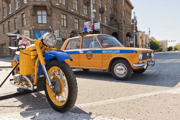 Retro coche de policía VAZ 2106 y la policía de la motocicleta URAL tiempo soviético — Foto de Stock