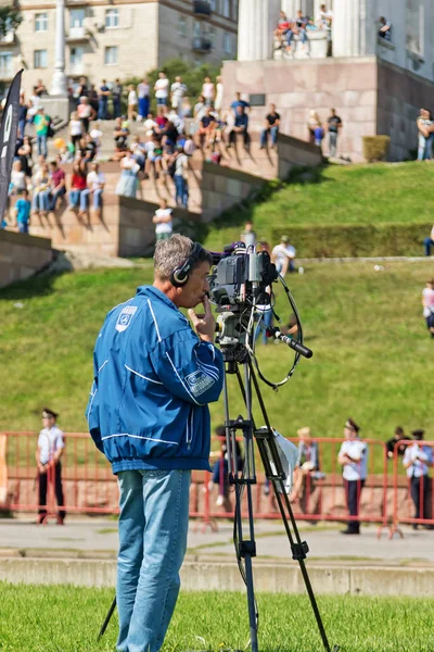 Bir video kamera bir tripod üzerinde bir gazeteci