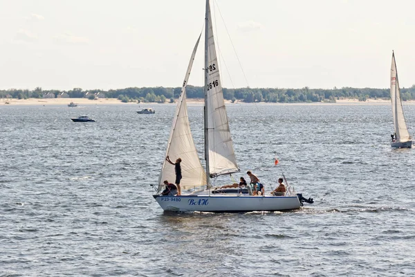 Kutlama için adanmış Volga üzerinde yelken Yarışması