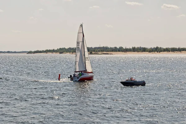 Kutlama için adanmış Volga üzerinde yelken Yarışması