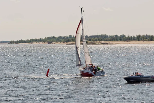 Kutlama için adanmış Volga üzerinde yelken Yarışması