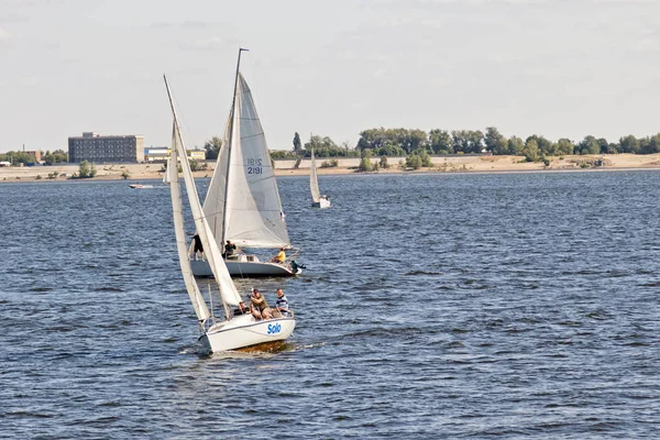Kutlama için adanmış Volga üzerinde yelken Yarışması