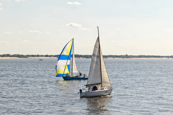 Kutlama için adanmış Volga üzerinde yelken Yarışması