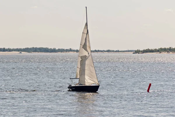 Kutlama için adanmış Volga üzerinde yelken Yarışması