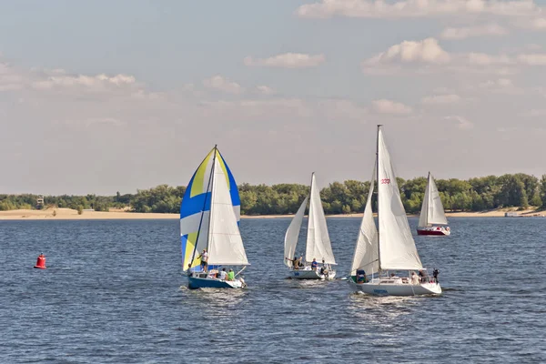 Competition sailing on the Volga dedicated to the celebration of — Stock Photo, Image