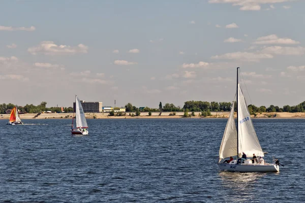 Competition sailing on the Volga dedicated to the celebration of — Stock Photo, Image