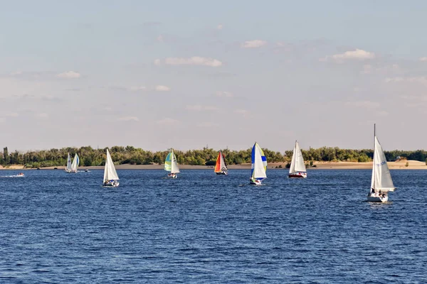 Kutlama için adanmış Volga üzerinde yelken Yarışması