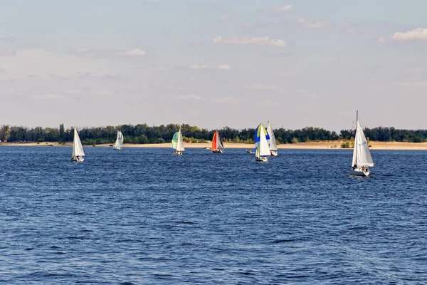Kutlama için adanmış Volga üzerinde yelken Yarışması