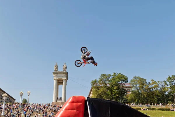 Triky na motocyklu skok proveden sportovci během — Stock fotografie