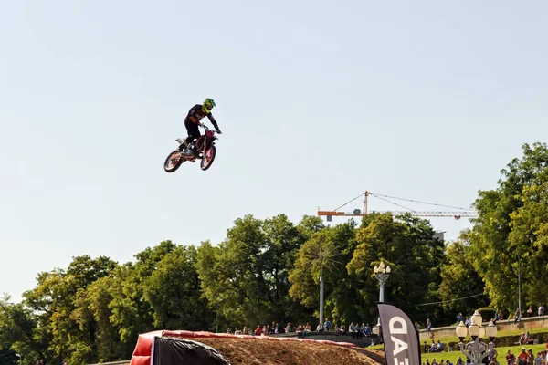 Trucs sur un saut à moto effectué par les athlètes au cours de la — Photo