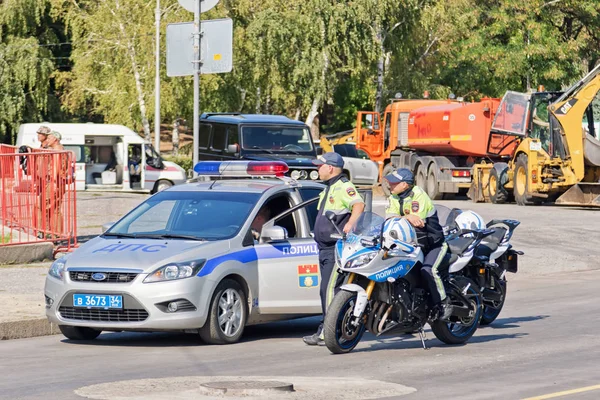 Servizio di pattuglia e ispezione stradale dell'auto e del motociclo ufficiali di polizia — Foto Stock