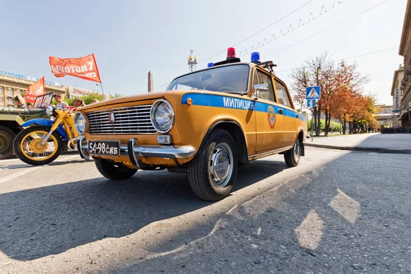Retro coche de policía VAZ 2106 y la policía de la motocicleta URAL tiempo soviético —  Fotos de Stock