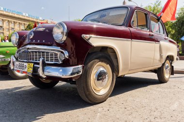 Eski araba modeli Moskvitch 407 vintag sergisinde geri