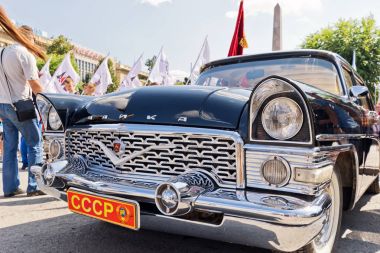 estored ve parlak Metalik Siyah Chaika Gaz-13 boyalı