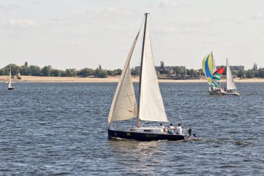 Kutlama için adanmış Volga üzerinde yelken Yarışması