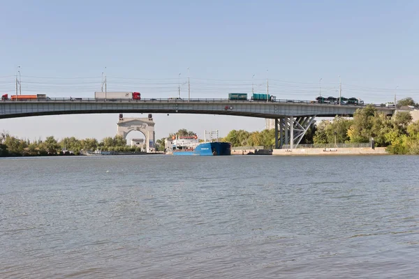 Transport af varer og olieprodukter på pramme på - Stock-foto