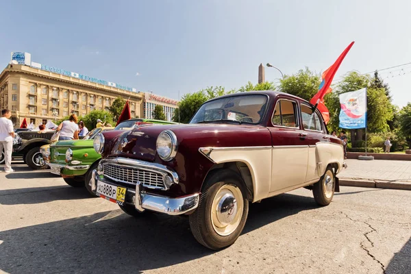 Staré obnovit model automobilu Moskvič 407 na výstavě vinobr — Stock fotografie