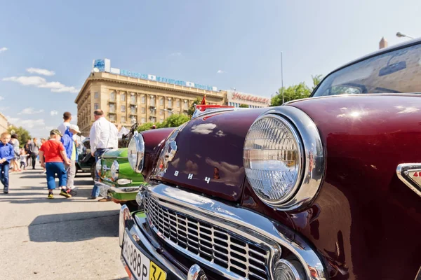 Eski araba modeli Moskvitch 407 vintag sergisinde geri