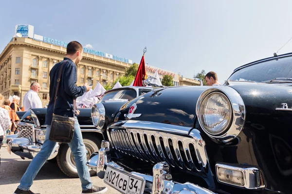 Restored and painted in shiny metallic black Volga GAZ-21 at the — Stock Photo, Image