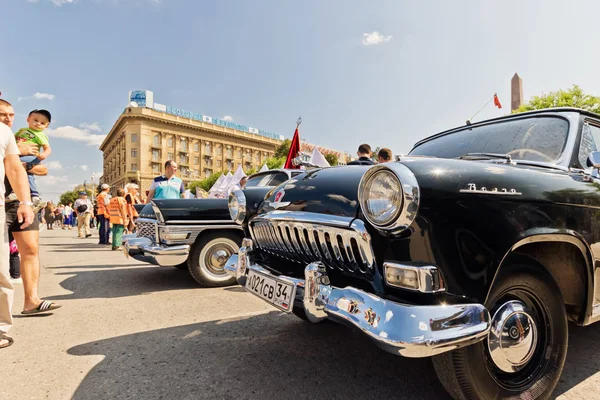 Restored and painted in shiny metallic black Volga GAZ-21 at the — Stock Photo, Image