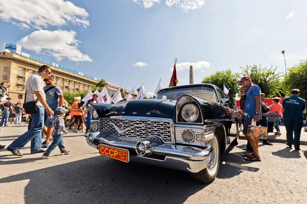 estored ve parlak Metalik Siyah Chaika Gaz-13 boyalı