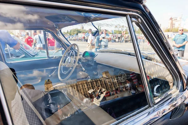 Exposición de coches retro producidos en la URSS en la explanada i — Foto de Stock