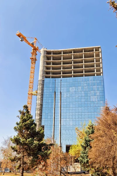 Construção de um edifício de escritórios monolítico de vários andares — Fotografia de Stock
