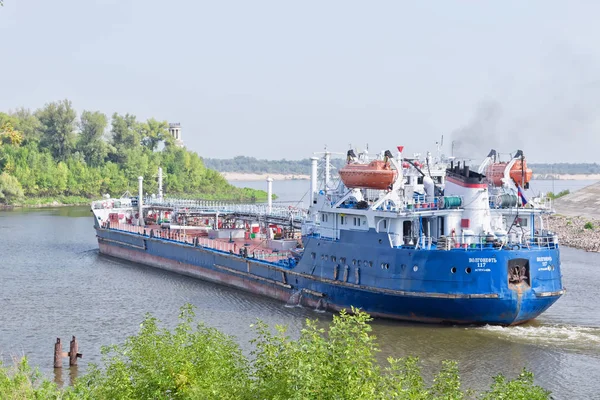 Schip voor het vervoer van diverse aardolieproducten blijkt — Stockfoto