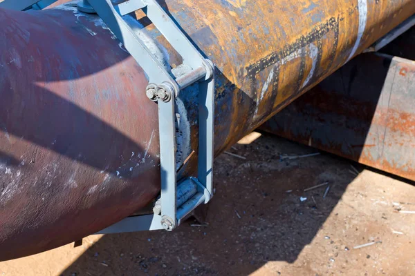 Giunzione di tubo metallico e uscita 90 gradi di grande diametro — Foto Stock