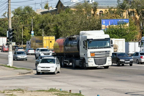 Un camión con un tanque para el transporte de productos petrolíferos sta —  Fotos de Stock