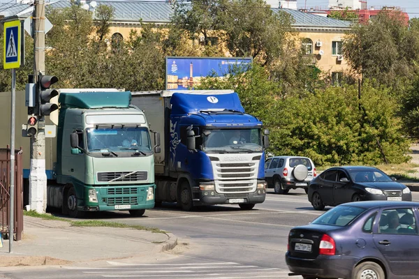 Nákladní vozidla s přívěsem pro přepravu zboží jsou v t — Stock fotografie