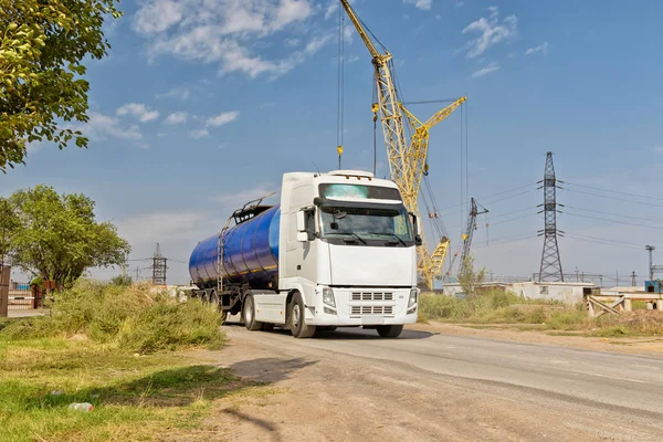 Truck met een tank voor het vervoer van aardolieproducten — Stockfoto