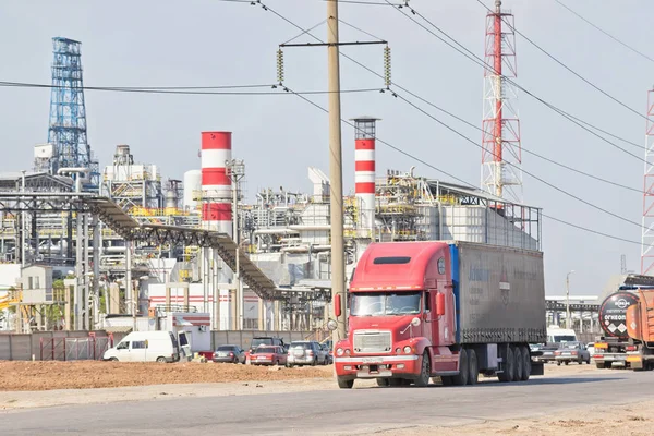 Camiones con tanques para el transporte de productos petrolíferos y c — Foto de Stock