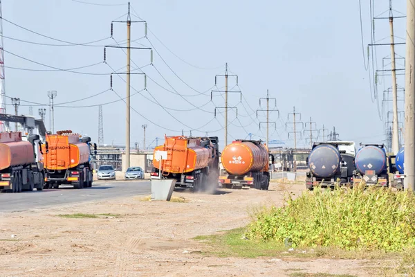 LKW mit Tanks für den Transport von Mineralölprodukten und — Stockfoto