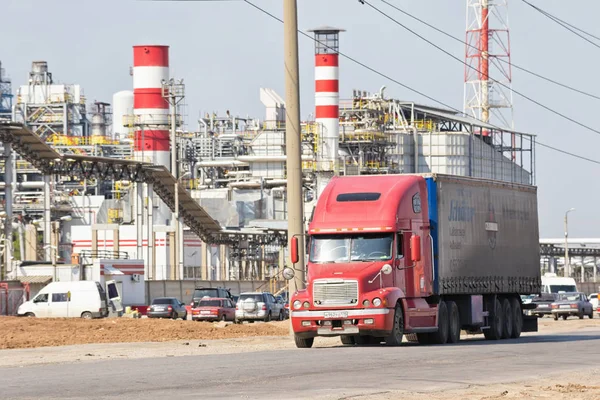 Camiones con tanques para el transporte de productos petrolíferos y c — Foto de Stock