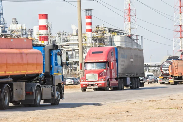 Trucks with tanks for transportation of petroleum products and c — Stock Photo, Image