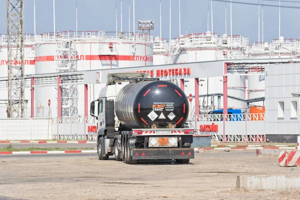 LKW mit Tank für den Transport von Mineralölprodukten bleiben auf — Stockfoto