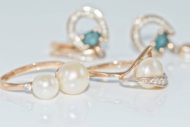 İnci ile zarif altın yüzük